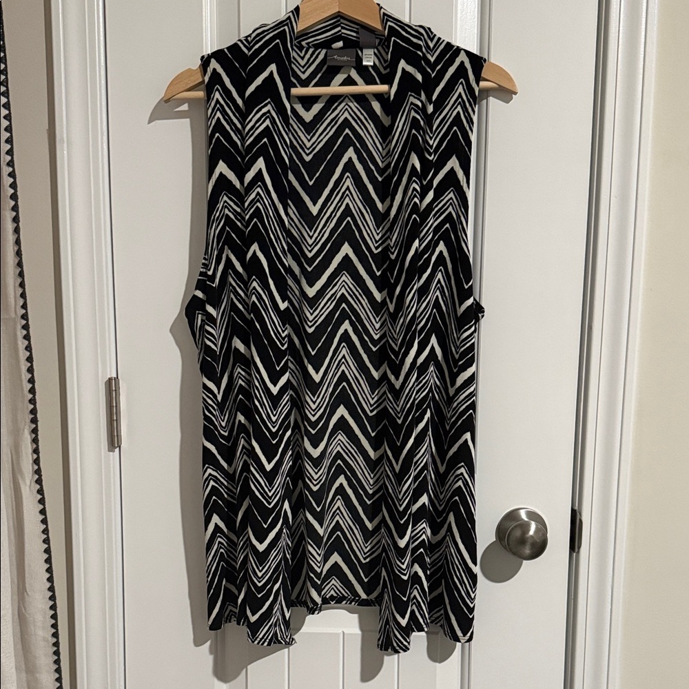 Sleeveless Chevron Zigzag Cardigan Vest - Black & White